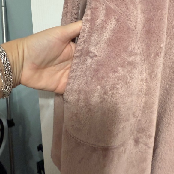 UGG ROBE - Picture 7 of 12